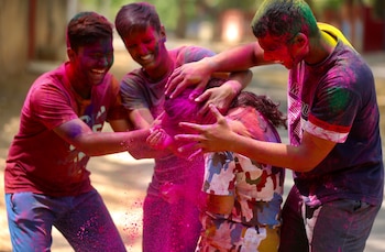 Personas cubiertas con polvo de