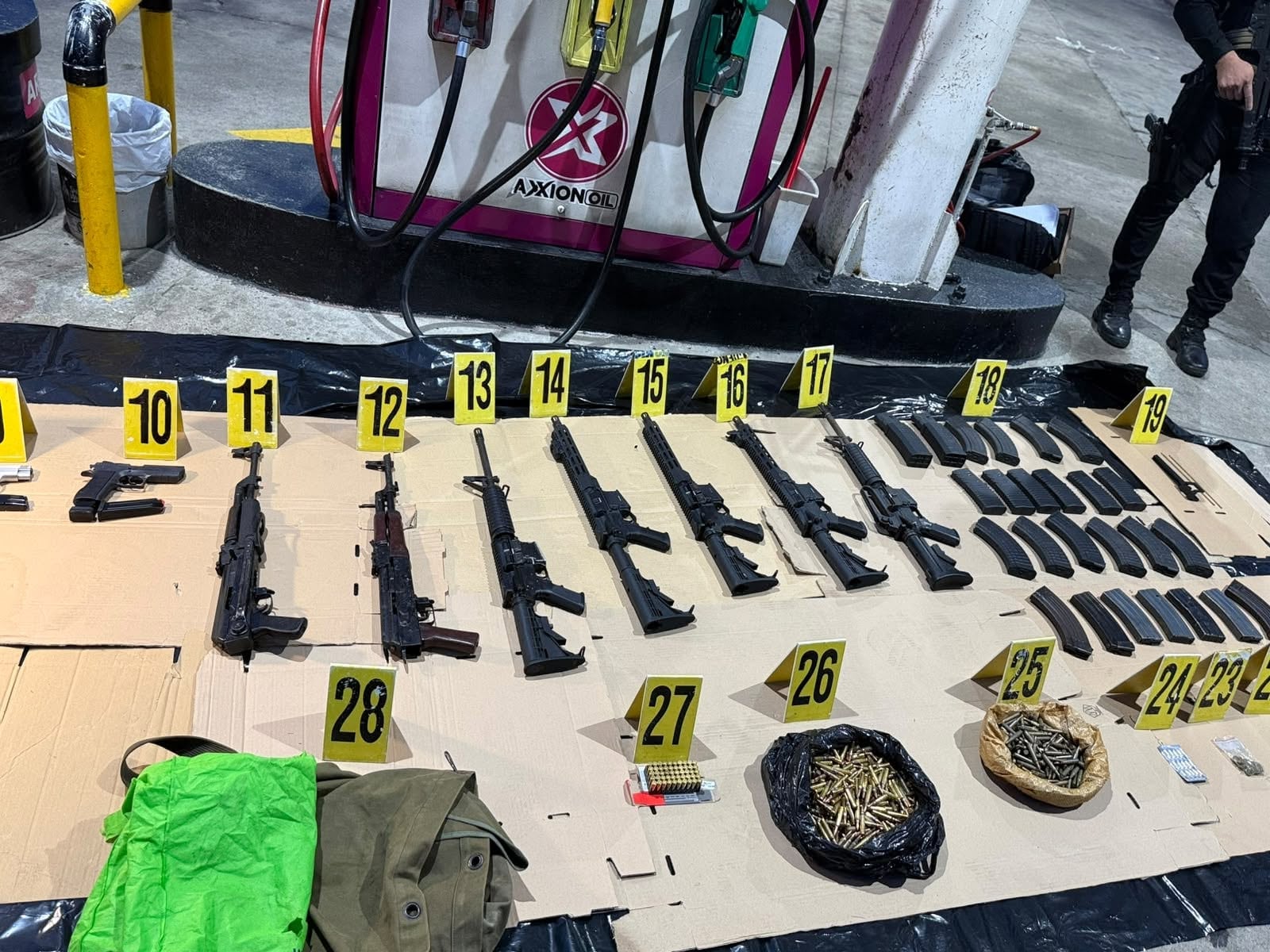La Policía Nacional Civil incautó nueve armas de fuego tras interceptar un vehículo en Villa Canales. (PNCdeGuatemala)