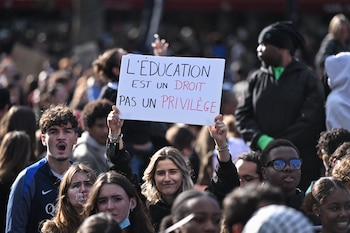 "La educación es un derecho, no un privilegio", dice el cartel que lleva una estudiante en una manifestación en París el 8 de octubre de 2026. EFE/EPA/FIRAS ABDULLAH