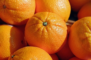 Entre las alternativas más económicas se encuentra la naranja Valencia, cuyo precio mayorista se ubica en S/ 0,85 por kilogramo.