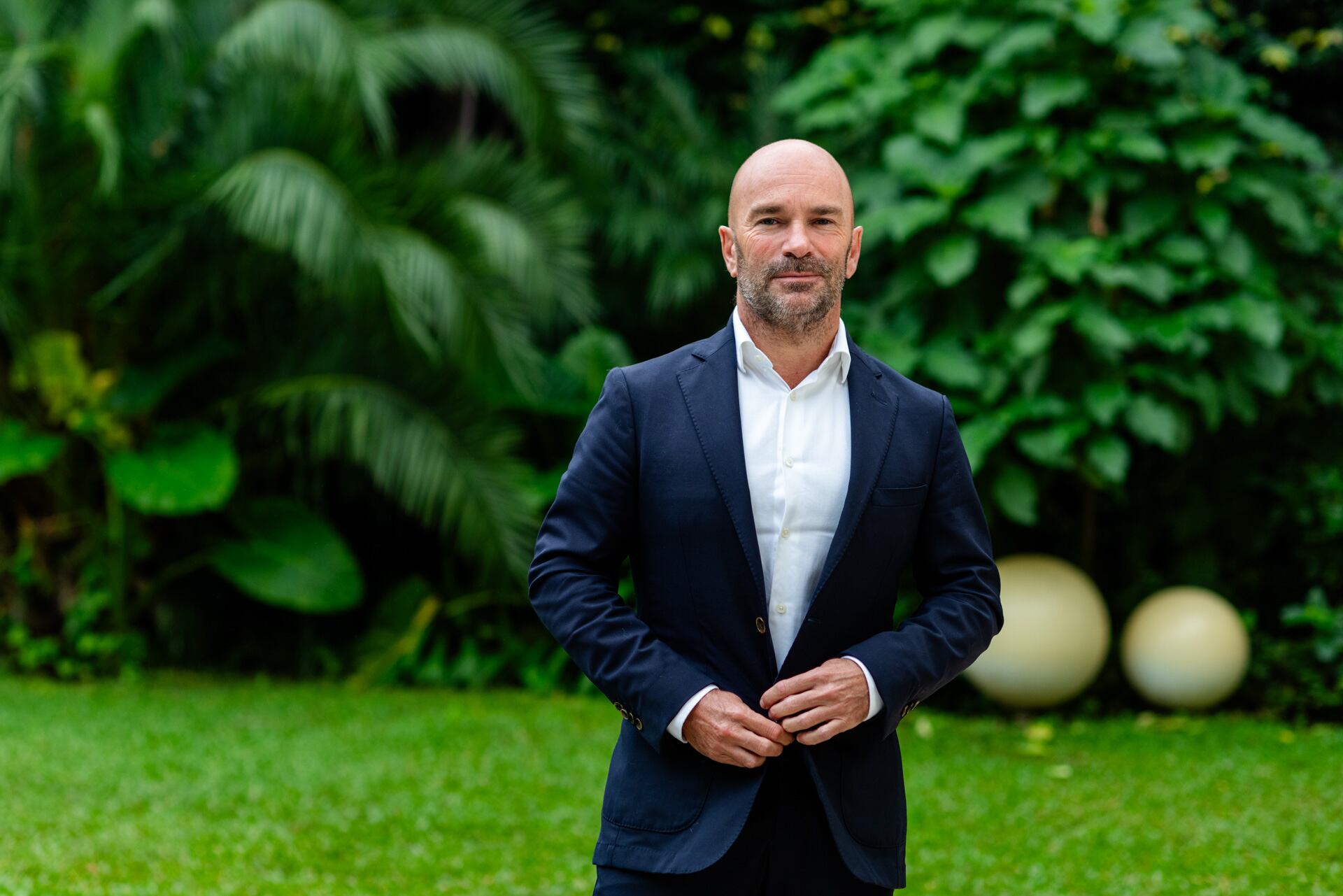 El embajador Sánchez Rico, en los jardines de la residencia en Buenos Aires