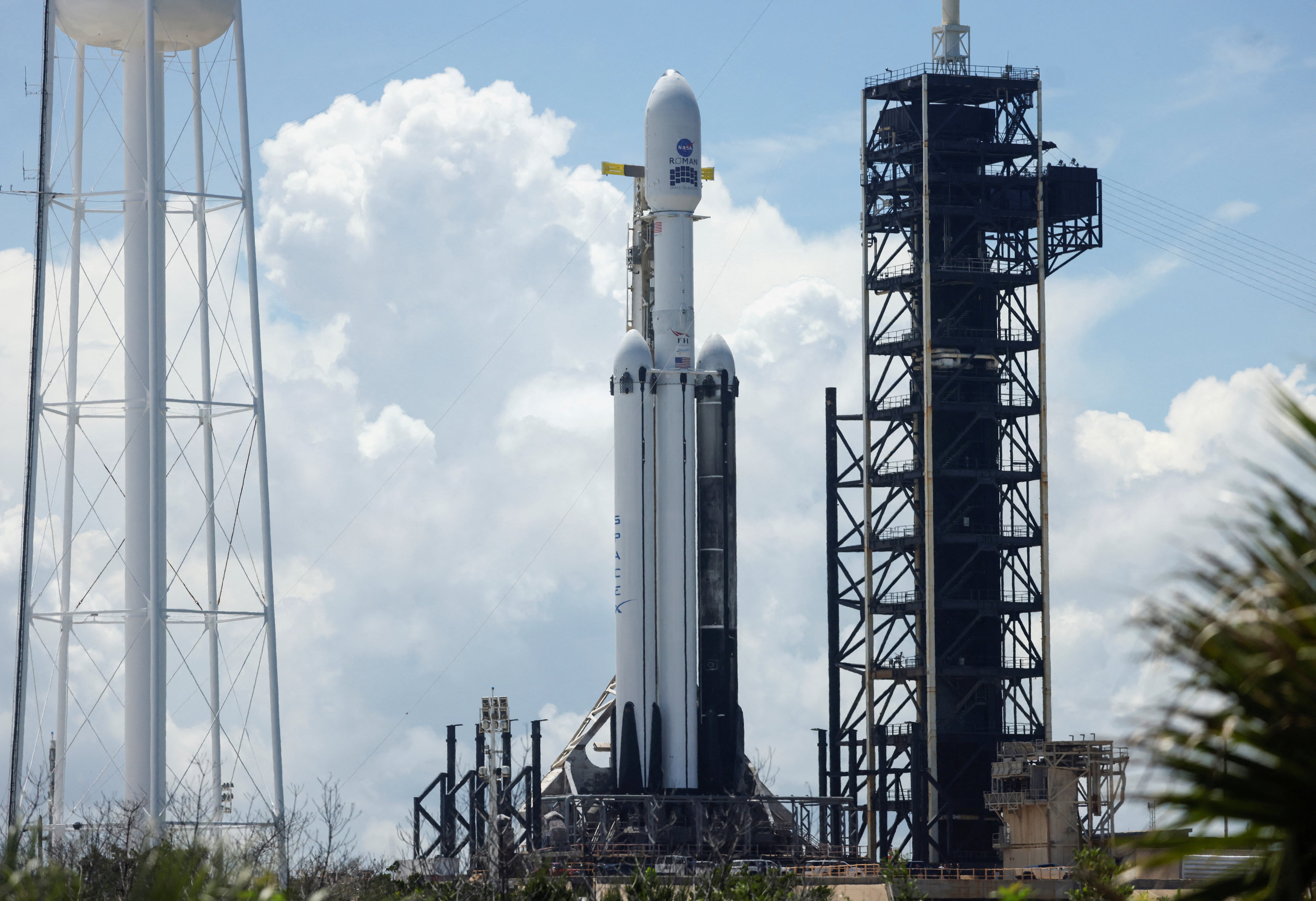 Un cohete Falcon Heavy de SpaceX está listo para su lanzamiento con el Telescopio Espacial Nancy Grace Roman de la NASA a bordo, en el Centro Espacial Kennedy de Cabo Cañaveral, Florida (EE. UU.), el 29 de agosto de 2026 (REUTERS/Joe Skipper)