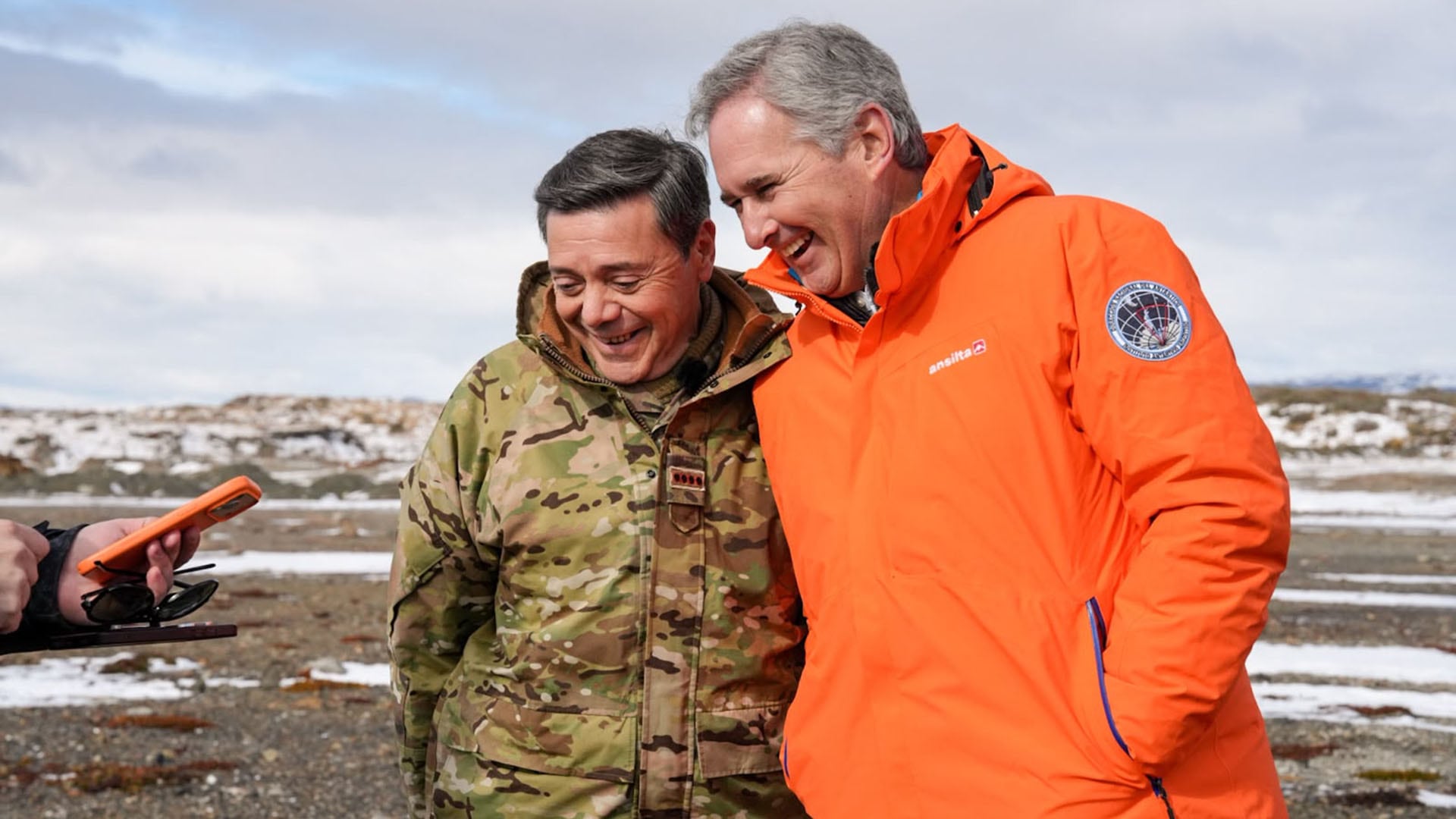 Pablo Quirno y Carlos Presti conversan durante un recorrido por la zona donde se construirá la Base Naval Integrada de Ushuaia