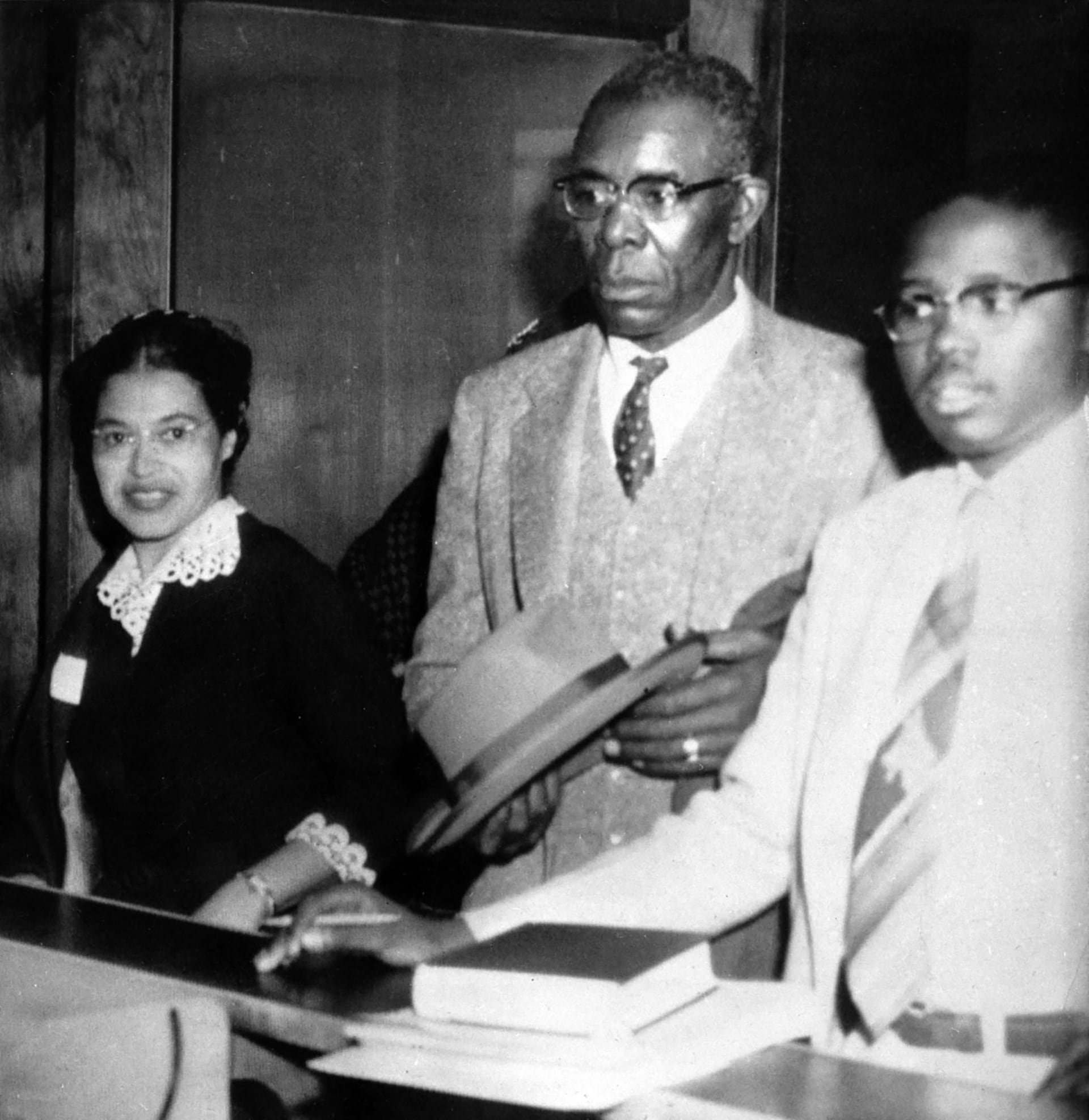 Rosa Parks el 5 de diciembre de 1955 al momento de pagar la fianza para apelar la multa que le impusieron por no ceder su asiente en el colectivo días antes (AP)