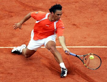 Una postal de aquel 5 de junio del 2005: Mariano Puerta se desliza por el polvo de ladrillo de Roland Garros en la final contra Nadal