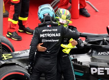 Hamilton y Russell se abrazan