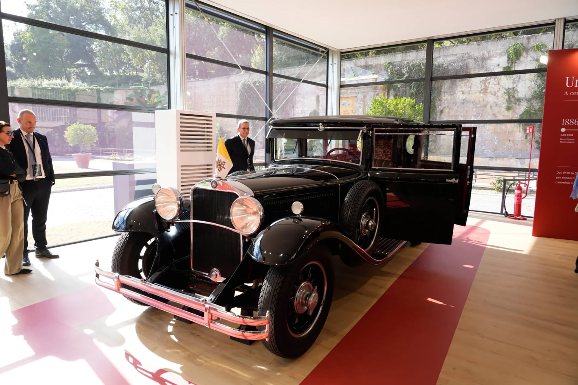 El Mercedes-Benz Nürburg 460 (W 08), el primer automóvil papal oficial, obsequiado al Papa Pío XI en 1930. (AP/Isaia Montelione)