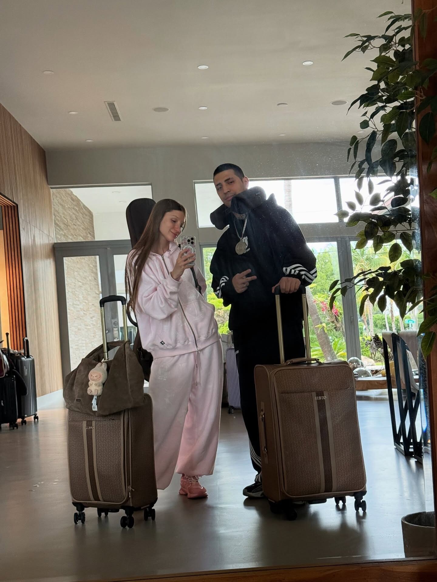 La pareja se conoció durante la pandemia y mantiene una relación sólida pese a la distancia y compromisos laborales