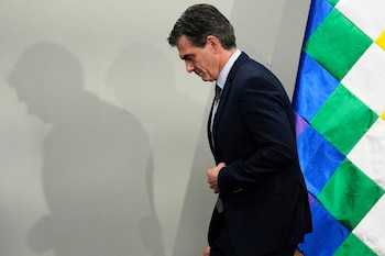 El presidente Rodrigo Paz sale después de una conferencia de prensa en el palacio presidencial, el jueves 20 de noviembre de 2025, en La Paz, Bolivia. (AP Foto/Juan Karita)