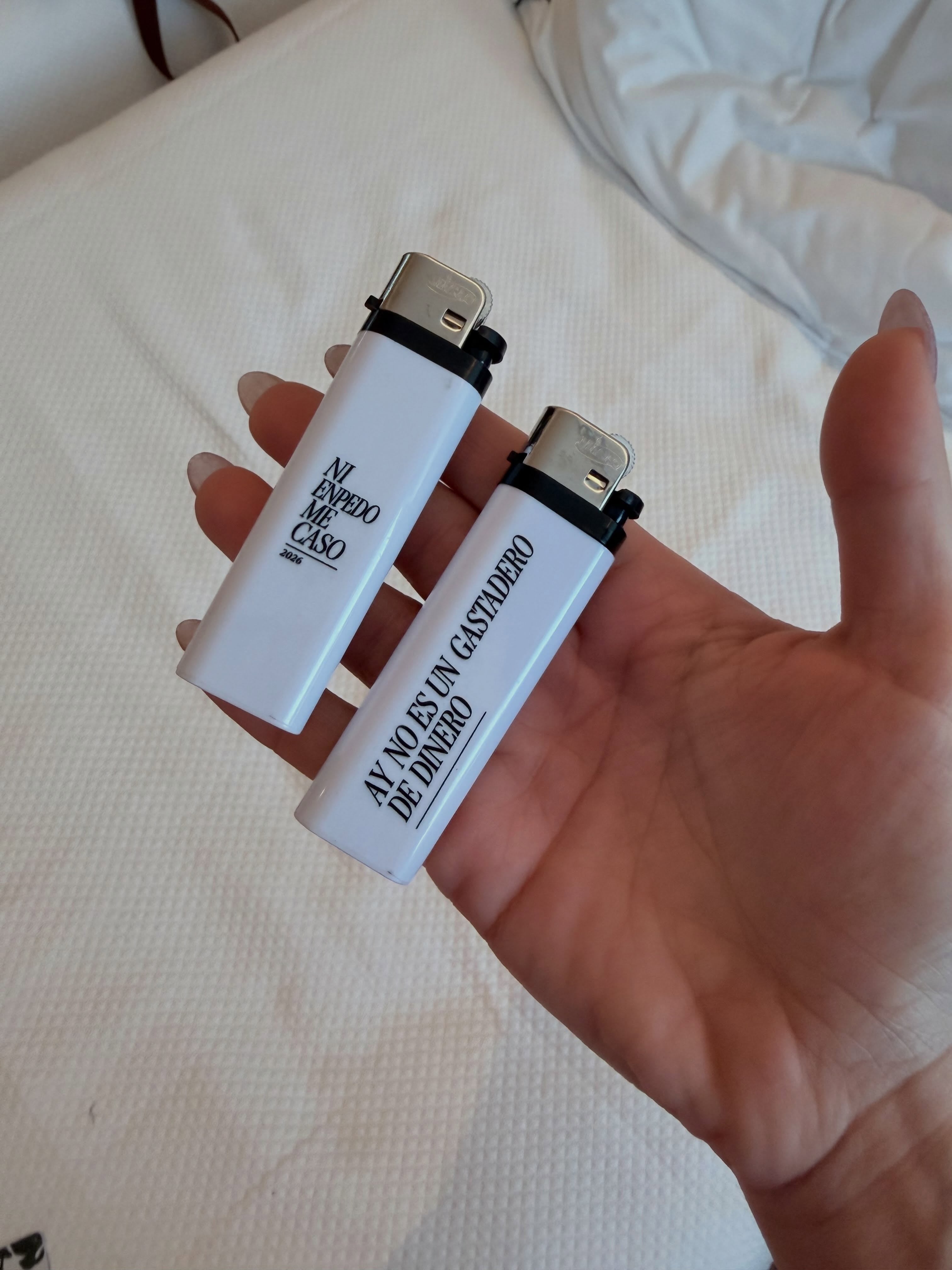 Los encendedores personalizados de la despedida de soltera de Lali Espósito llevaban impresas dos frases atribuidas a la cantante: