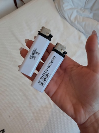 Los encendedores personalizados de la despedida de soltera de Lali Espósito llevaban impresas dos frases atribuidas a la cantante: "Ni en pedo me caso - 2026" y "Ay no es un gastadero de dinero", en referencia a sus negaciones pasadas sobre los planes de boda