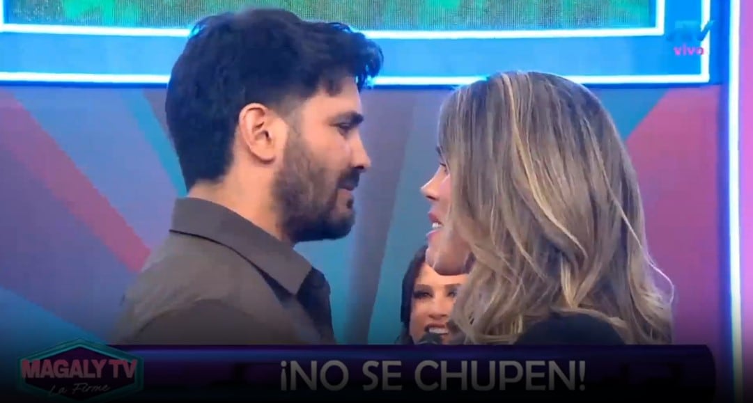 Israel Dreyfus sorprende a Luciana Roy durante juego de miraditas y Magaly Medina lanza comentario. Captura: Magaly TV La Firme.