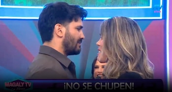Israel Dreyfus sorprende a Luciana Roy durante juego de miraditas y Magaly Medina lanza comentario. Captura: Magaly TV La Firme.