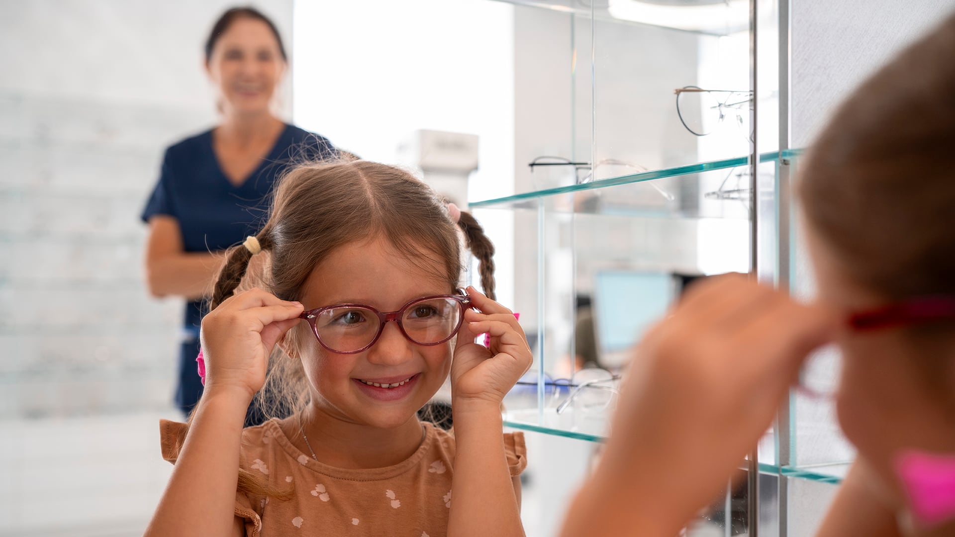 La genética influye en el riesgo de desarrollar miopía, especialmente si uno o ambos padres la padecen (Freepik)