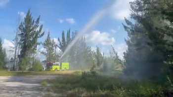 Emergencia ambiental en Miami-Dade: incendios forestales obligan a evacuar y emiten alerta de salud