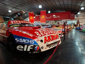 El Chevrolet campeón con Guillermo Ortelli en 2008. Al lado, el consagrado en 2011