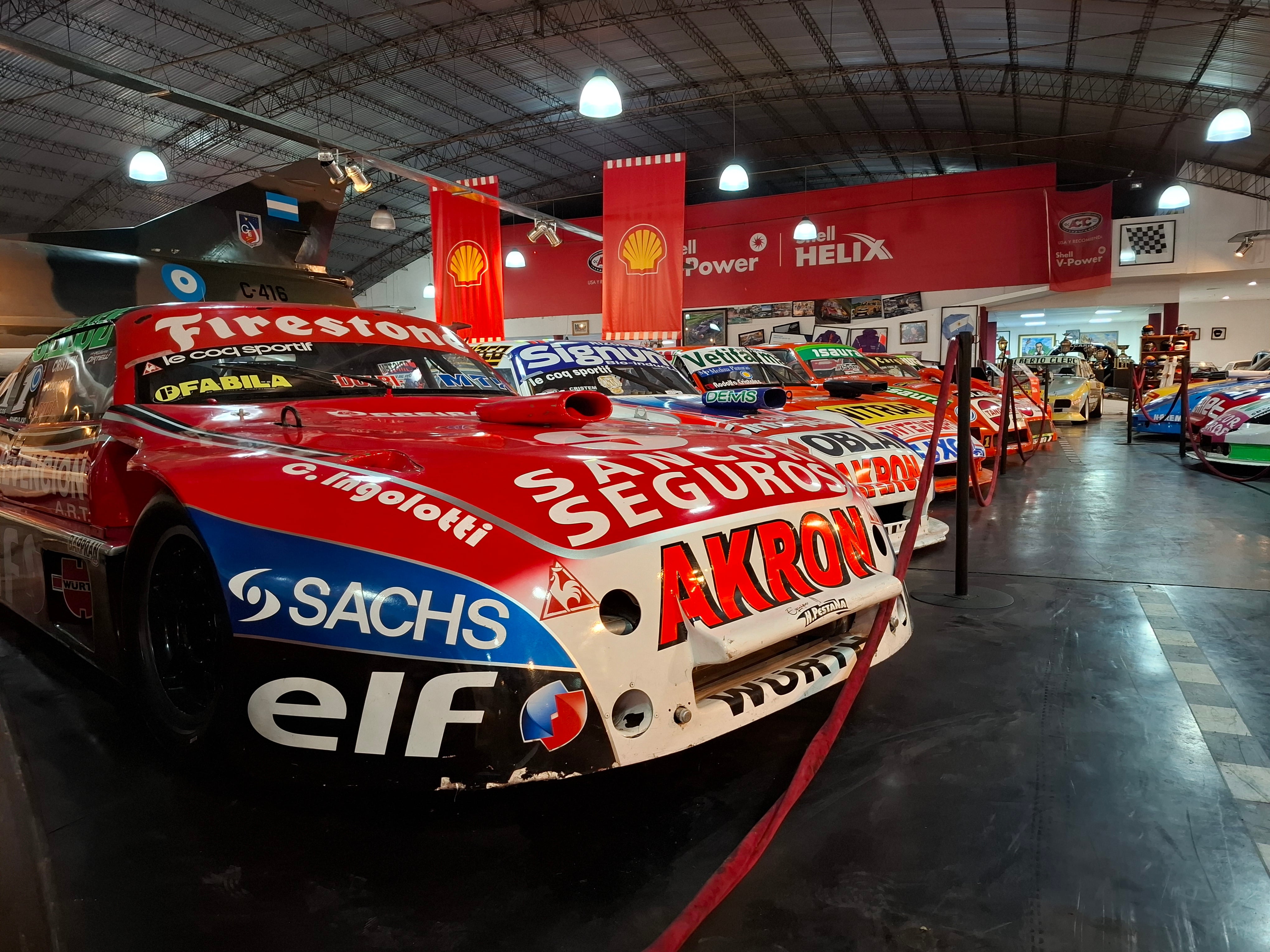 El Chevrolet campeón con Guillermo Ortelli en 2008. Al lado, el consagrado en 2011