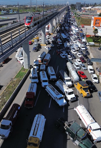 Fotografía aérea del colapso del tránsito debido a un bloqueo realizado por transportistas de agua en una carretera del municipio de Lerma (México). Imagen de archivo. EFE/Felipe Gutiérrez