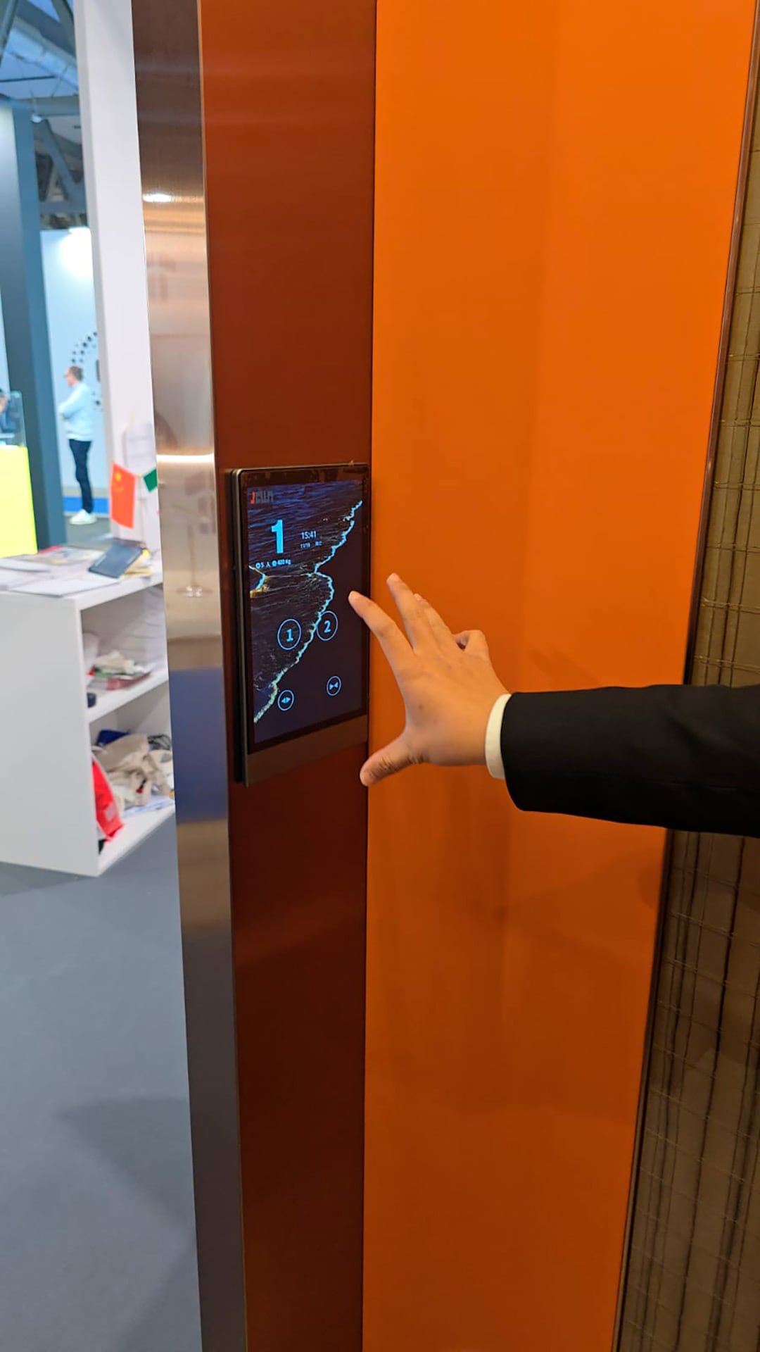 Los edificios detectan caídas o emergencias y activan protocolos de aviso a familiares o servicios de emergencia.