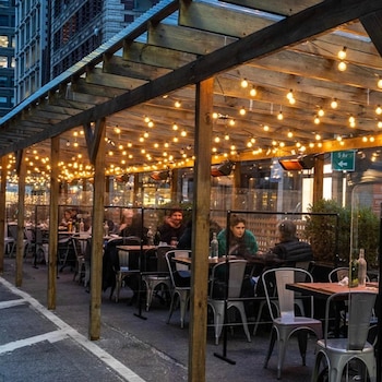 La Propuesta 1 busca agilizar los permisos para ampliaciones gastronómicas al eliminar el veto del Concejo Municipal (NYC Dot/Archivo)