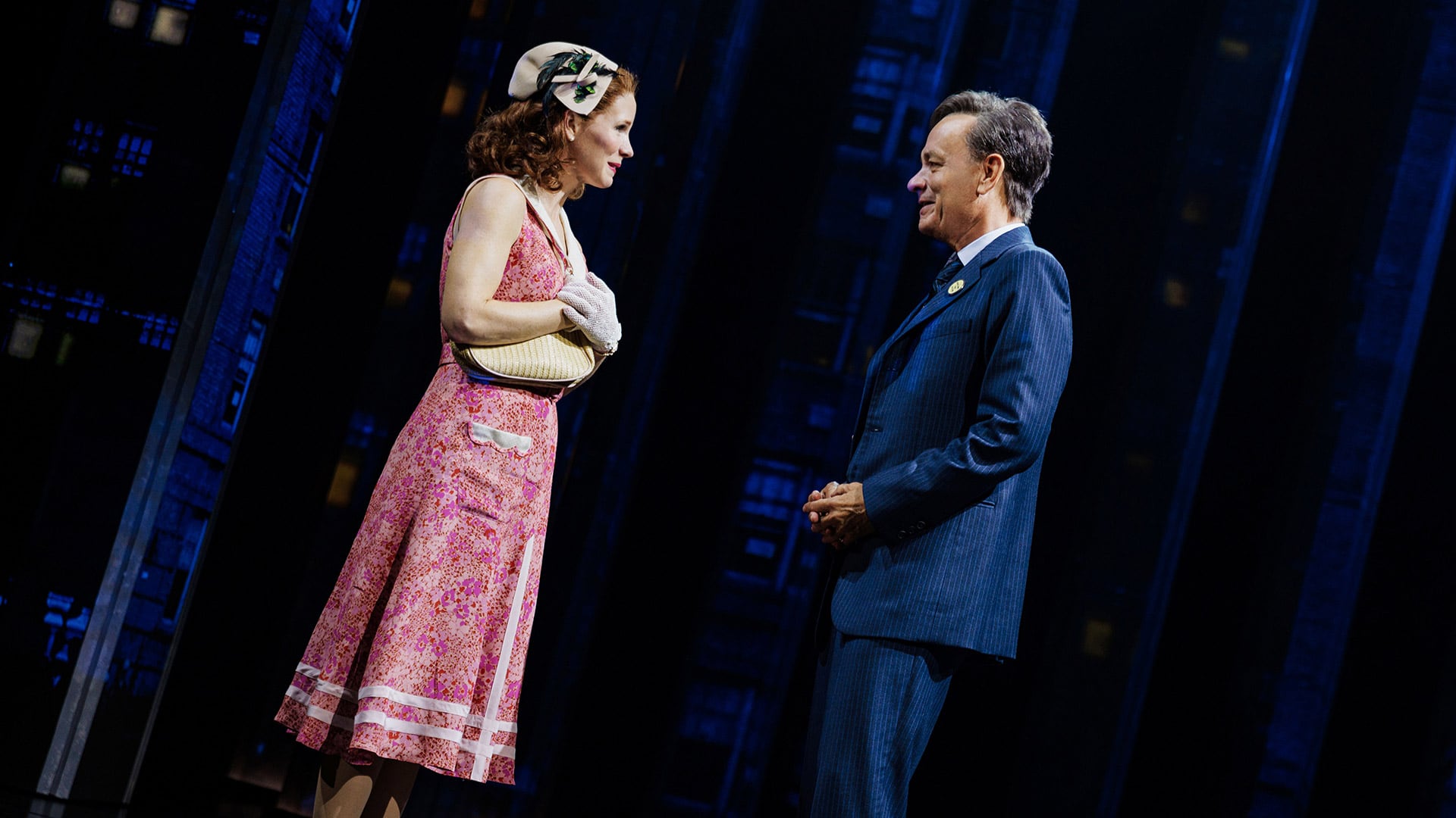 Kelli O’Hara brilla como la coprotagonista, interpretando a una divorciada valiente y cálida que cautiva al personaje de Tom Hanks