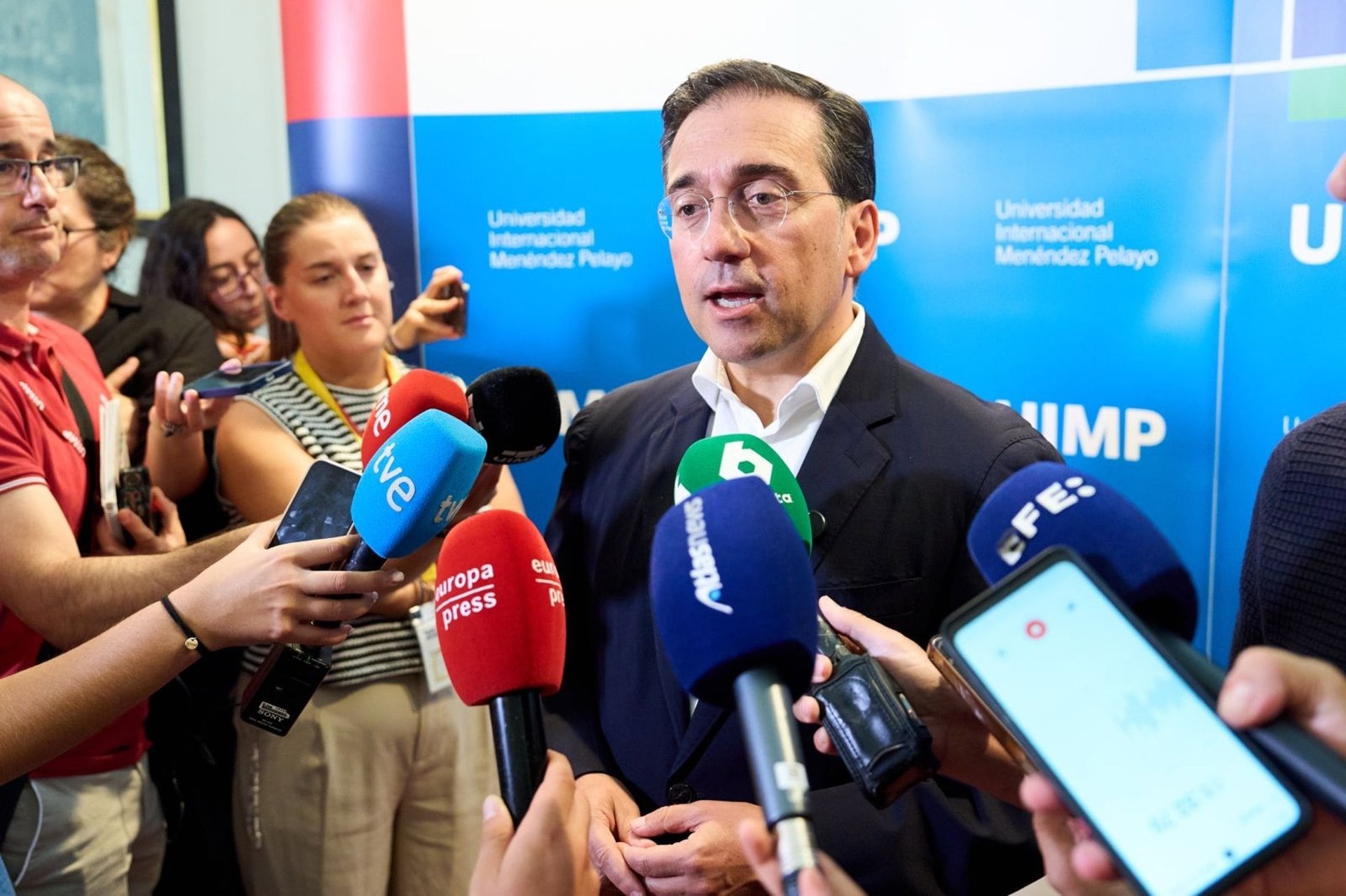 Albares pide dejar explicarse a Zapatero tras ser implicado por su socio en el rescate de Plus Ultra