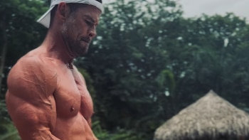 Pura vida y fuego: El extremo entrenamiento de Chris Hemsworth en Costa Rica para “Extraction 3″