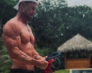 La rutina de Chris Hemsworth se apoya en ejercicios compuestos como peso muerto, sentadillas y remo para desarrollar fuerza en todo el cuerpo (Instagram/@chrishewsworth)
