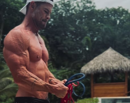 Hemsworth compartió una rutina de cuerpo completo durante sus vacaciones en Costa Rica en julio