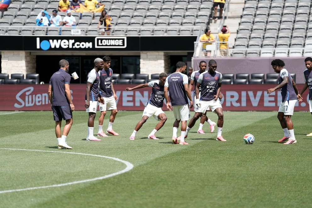 El equipo nacional realizando trabajos precompetitivos en la cancha.
