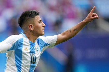 Thiago Almada debuta como titular en la selección mayor. La imagen es del festejo de su gol ante Ucrania en los Juegos Olímpicos París 2024 (AP Foto/Laurent Cipriani)