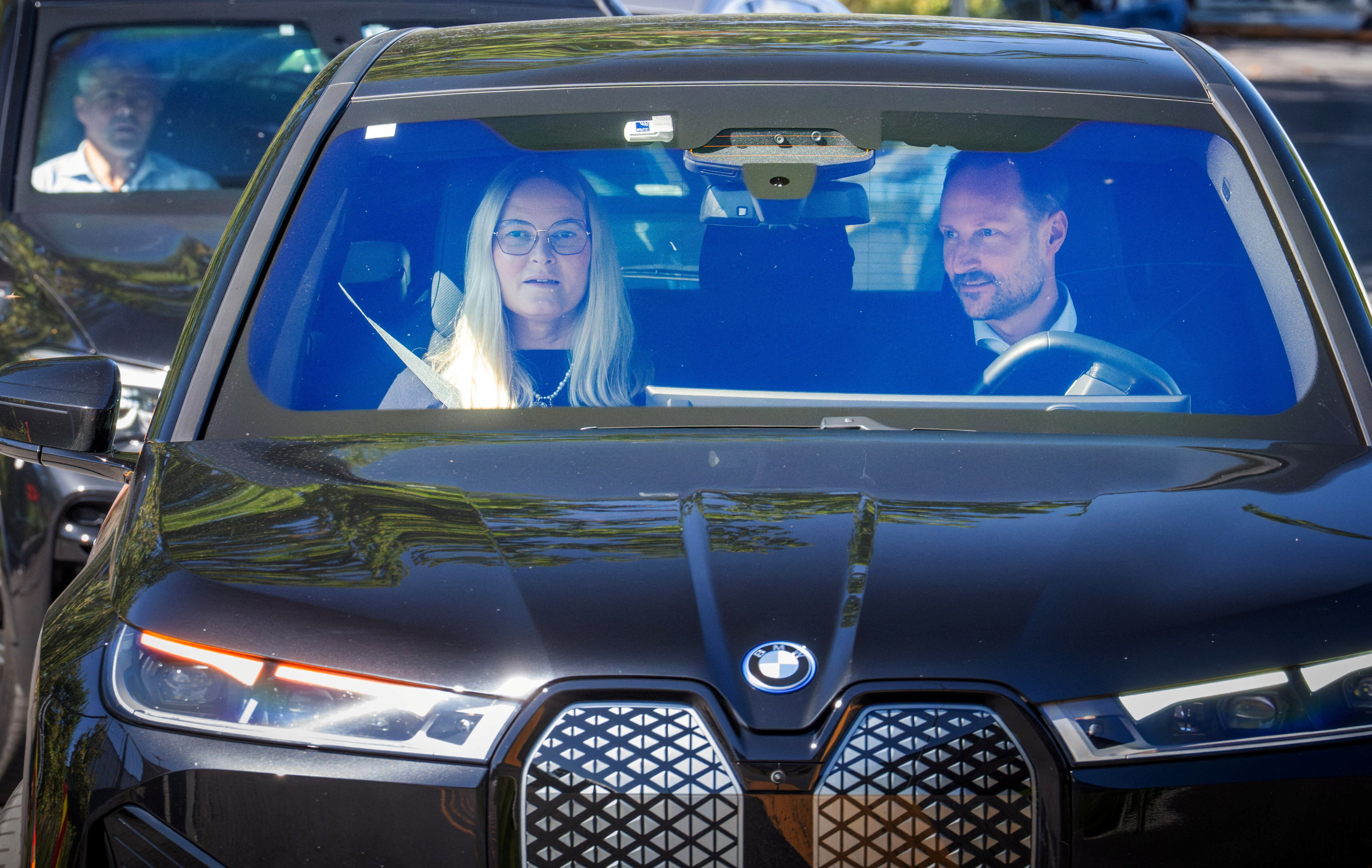 El príncipe heredero de Noruega, Haakon, y la princesa heredera Mette-Marit abandonan Rikshospitalet, donde el rey Harald está hospitalizado después de un examen médico, el lunes, en Oslo, Noruega, el 25 de agosto de 2026. (NTB/Ole Berg-Rusten vía REUTERS).