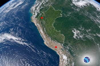 Mapa satelital de Perú con el contorno blanco del país, dos puntos rojos en el territorio y un logotipo azul en la esquina inferior derecha.