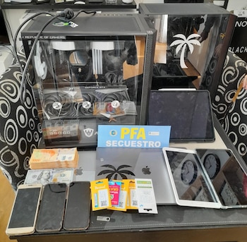 El material incautado: teléfonos, plata