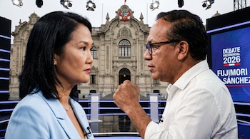 Primer plano de Keiko Fujimori y Roberto Sánchez, el último con el puño levantado, frente al Palacio de Gobierno y una pantalla de "Debate Presidencial 2026".
