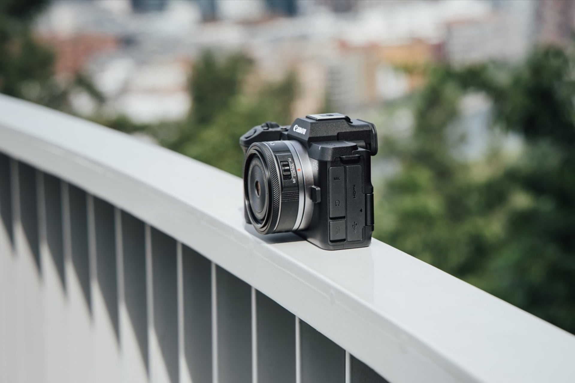 15/09/2026 Cámara EOS R8 Mark II.
Canon ha presentado la nueva cámara 'full frame' compacta EOS R8 Mark II, que dirige a usuarios que buscan un equipo portátil y fácil de usar, a quienes ofrece estabilidad con una sola mano y opciones creativas.
POLITICA INVESTIGACIÓN Y TECNOLOGÍA
CANON