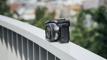 Canon presenta la nueva 'full frame' compacta EOS R8 Mark II, diseñada para usar con una sola mano