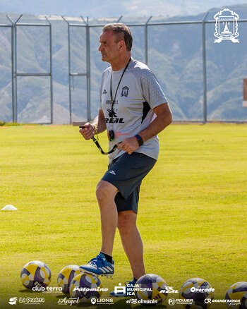 Luis Islas dirige su primer