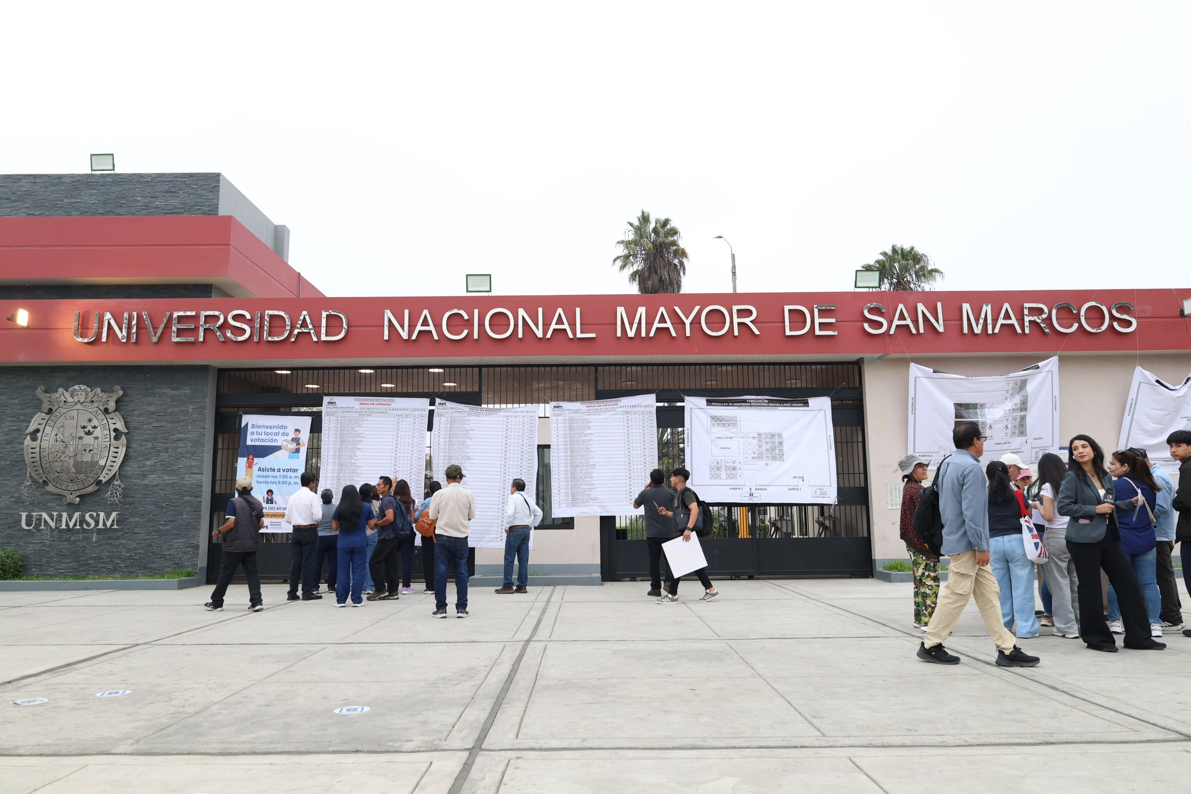 La Universidad Nacional Mayor de San Marcos funciona como centro de votación, donde ciudadanos revisan información electoral para las Elecciones Perú 2026. (Paula Díaz Elizalde)