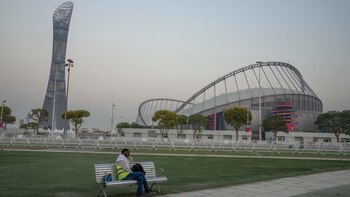 Un trabajador migrante duerme en