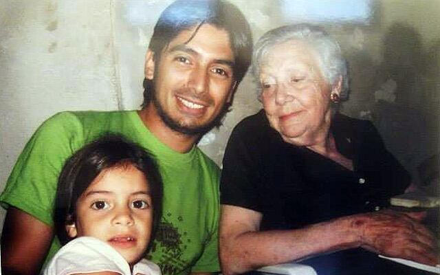 Manuel Gonçalves Granada, nieto restituido en 1997, junto a Martina, su hija, y Matilde, su abuela paterna. Hoy es secretario de Abuelas e integra su comisión directiva