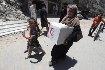 Una mujer palestina desplazada lleva