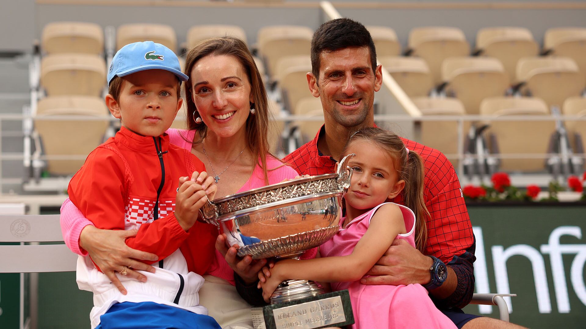 Familia ejemplar. Jelena Ristic, Novak Djokovic y sus dos hijos, Stefan y Tara, festejan en Roland Garros(Clive Brunskill/Getty Images)