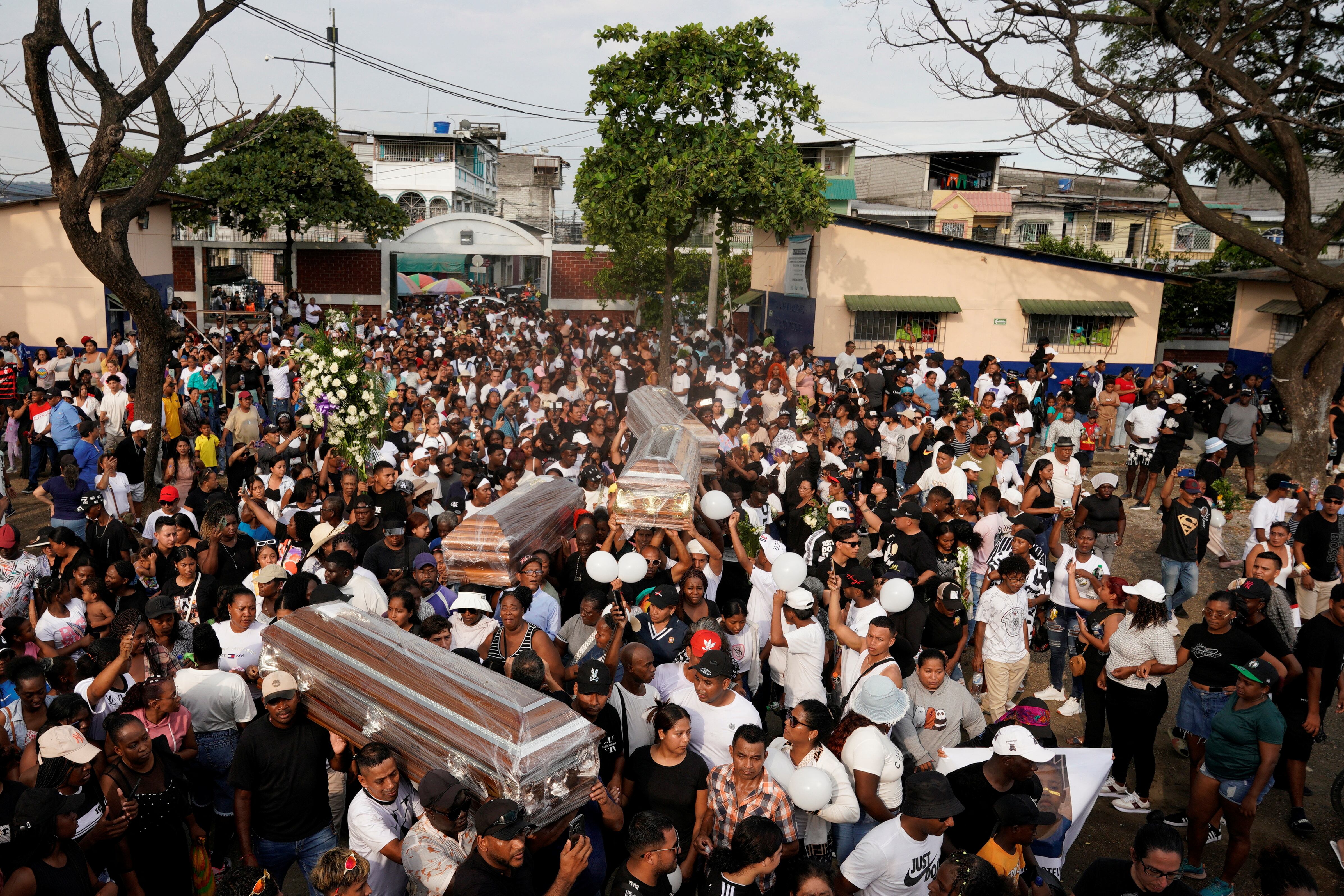 Los presentes cargaron en sus hombros a los cuatro féretros de camino al cementerio. (REUTERS/Santiago Arcos)