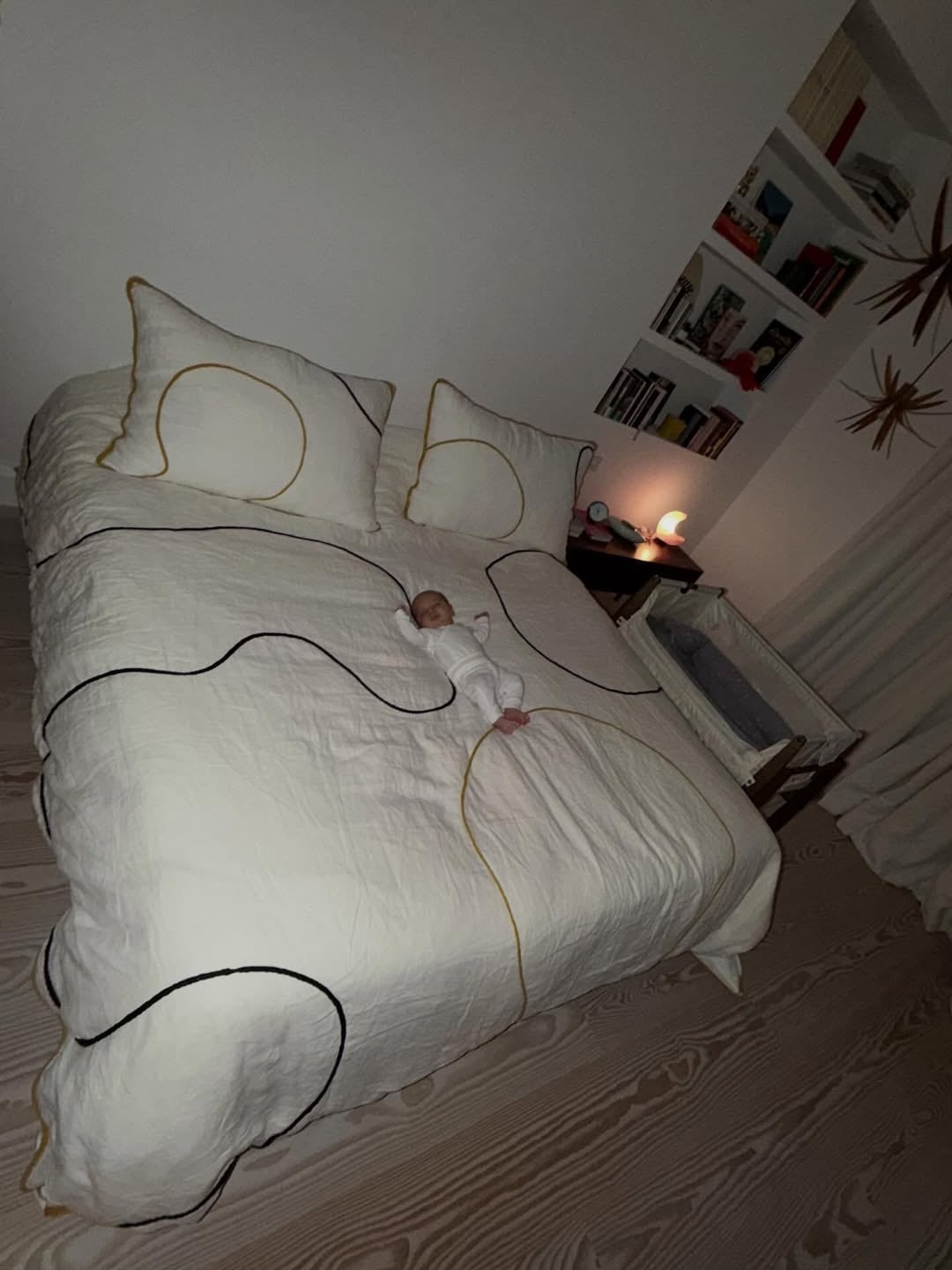 La pequeñez de Dante, recostado en la cama matrimonial, destaca la magnitud de este nuevo capítulo en la vida familiar