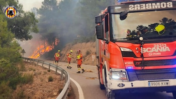 Equipo de bomberos desplegado en las labores de extinción del incendio forestal en Tuéjar. (Bombers de València)