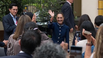 Claudia Sheinbaum compartió con connacionales mexicanos en la embajada de Barcelona. (Foto: Presidencia)