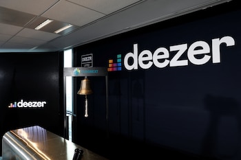 Deezer etiqueta y excluye de sus recomendaciones a las canciones generadas por IA, mientras Bandcamp prohibió toda música creada con IA desde enero de 2026.(REUTERS/Benoit Tessier)