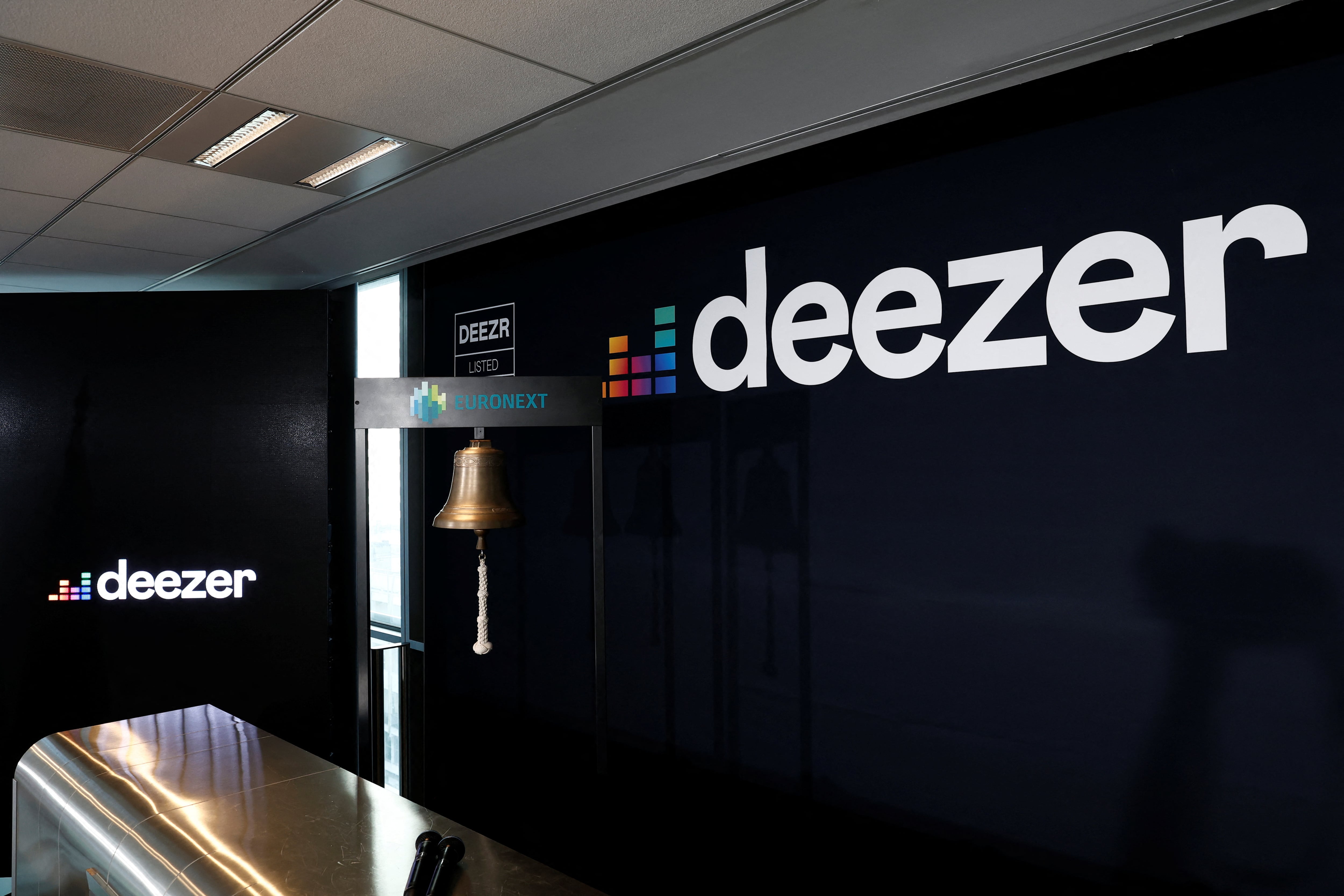 Deezer etiqueta y excluye de sus recomendaciones a las canciones generadas por IA, mientras Bandcamp prohibió toda música creada con IA desde enero de 2026.(REUTERS/Benoit Tessier)