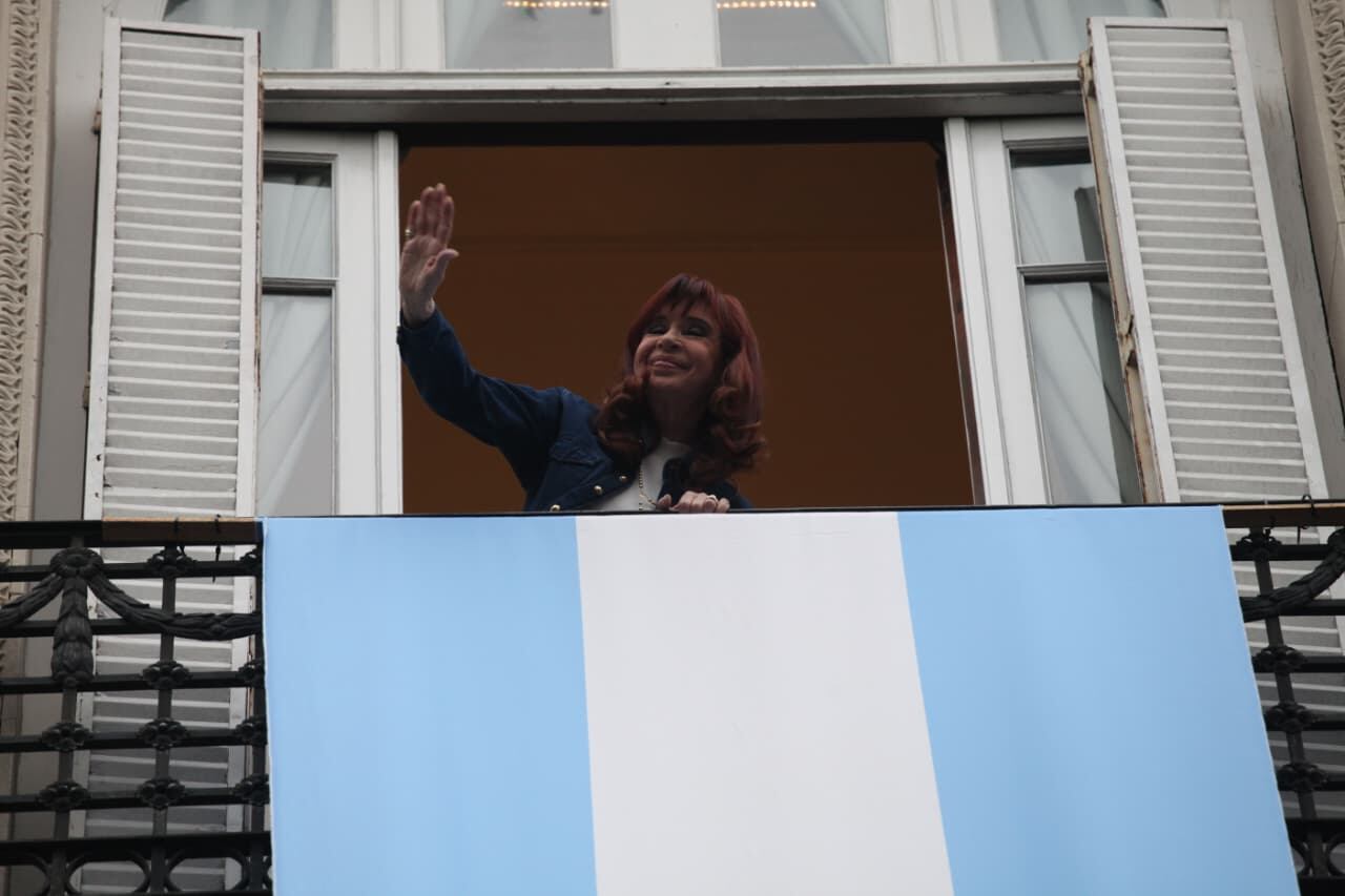 La ex presidenta saludó a los militantes